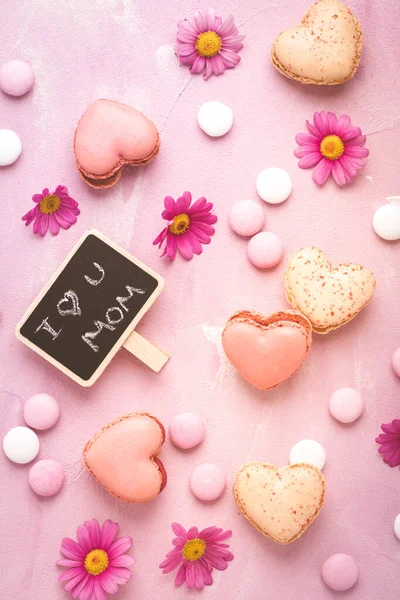 Happy Mothers Day Μακαρά Γλυκά Σχήμα Καρδιάς Λουλούδια Ροζ Τόνο — Φωτογραφία Αρχείου