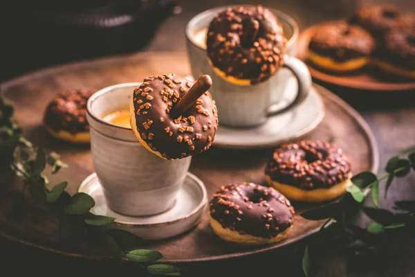 Koffie Tijd Twee Kopjes Caffe Americano Met Kleine Chocolade Donuts — Stockfoto