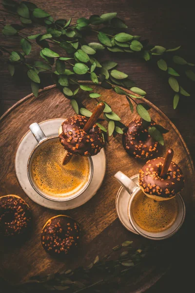 コーヒータイム 小さなチョコレートドーナツとカフェアメリカの2つのカップ — ストック写真