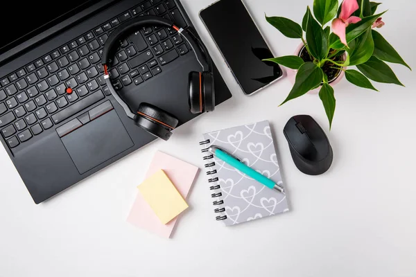 Arbeitsplatz Und Schreibtisch Mit Laptop Headset Und Smarthpone Flatlay Auf — Stockfoto