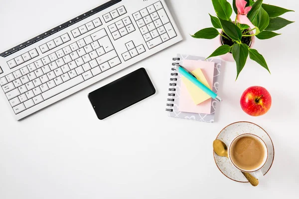 Arbeitsplatz Und Schreibtisch Mit Kaffee Apfel Laptop Headset Und Smarthpone — Stockfoto