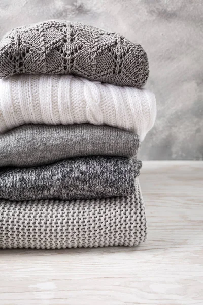 一堆堆舒适的针织毛衣和木制背景的套头衫 秋季和冬季概念 — 图库照片