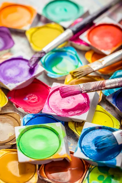 Uppsättning Färgglada Akvarell Färger Och Penslar För Målning Närbild Selektiv — Stockfoto