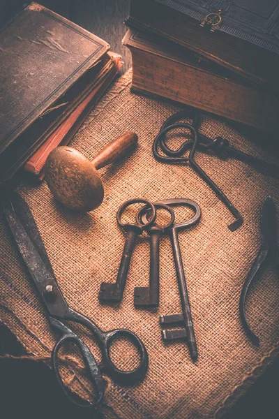 Oude Gereedschappen Boeken Sleutels Benodigdheden Jute Vintage Stijl — Stockfoto