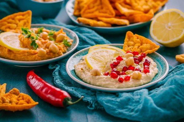 Zelfgemaakte Kruidige Humus Met Granaatappel Zaden Chili Kikkererwten Tortilla Chips — Stockfoto