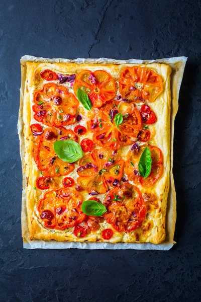 Vegetarisk Tomat Tårta Eller Pustad Pizza Med Örter Svart Bakgrund — Stockfoto