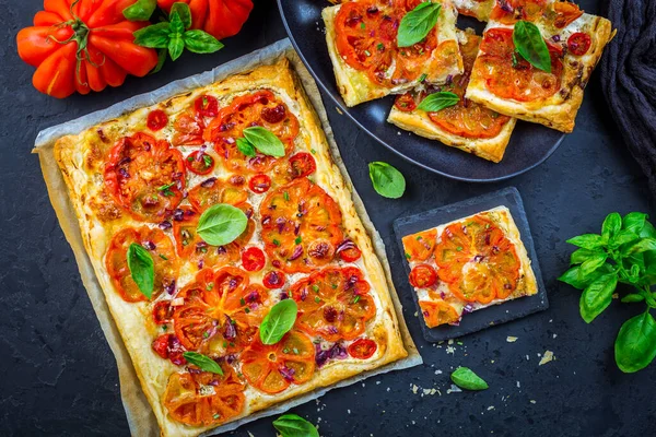 Vegetarische Tomatentorte Oder Puffpizza Mit Kräutern Auf Schwarzem Hintergrund — Stockfoto