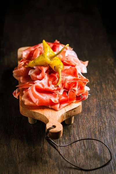 Prosciutto Com Pimentas Grelhadas Presunto Seco Italiano Com Pimentas Verdes — Fotografia de Stock