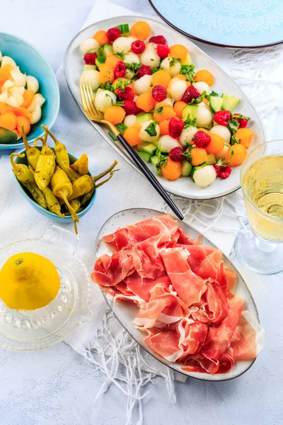 キュウリとラズベリーとメロンのサラダと焼きピーマンとProsciutto 夏の前菜 — ストック写真
