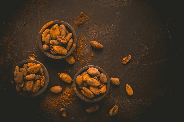 Bio Kakaobohnen Kleinen Schalen Auf Braunem Hintergrund Zutaten Backen Und — Stockfoto