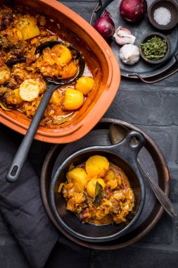 Patates ve lahana turşulu ev yapımı gulaş. Kil tencerede pişirilmiş biftek ve sebze güveci.