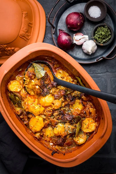 Zelfgemaakte Goulash Met Aardappelen Zuurkool Rund Groentestoofpot Gekookt Kleipot — Stockfoto