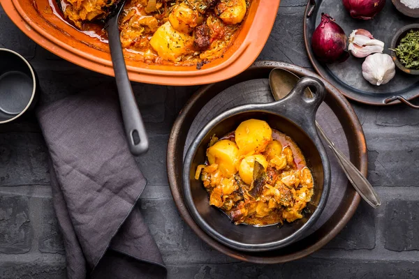 Patates Lahana Turşulu Yapımı Gulaş Kil Tencerede Pişirilmiş Biftek Sebze — Stok fotoğraf