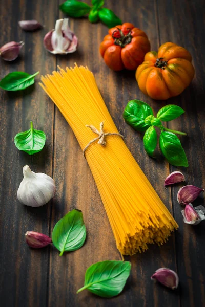 Ingredients Mediterranean Pasta Dish Spaghetti Tomatoes Basil Pepper Garlic Wooden — Stock Photo, Image