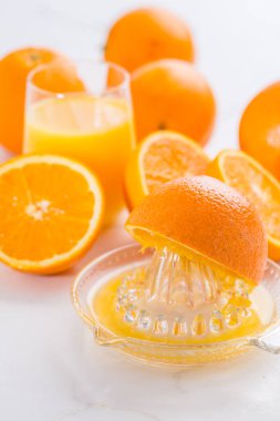 Sağlıklı kahvaltı için taze sıkılmış meyve suyu. 