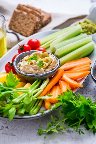 Platter Assorted Fresh Vegetables Avocado Dip Hummus Marinated Mushrooms Olives — Stock Photo, Image