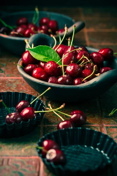Organic Cherries Bowl Baking Pan Kitchen Table — Stock Photo, Image