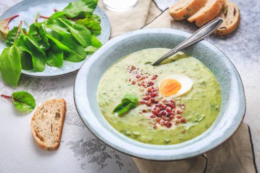 Yumurtalı kremalı kuş çorbası ve ekmekli pastırma.