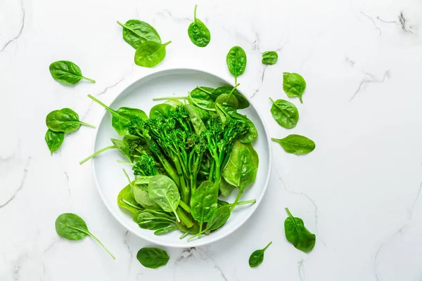 Espinacas Ecológicas Con Broccolini Bimi Bol Sobre Fondo Blanco — Foto de Stock