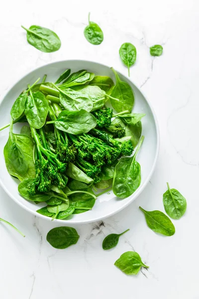 Espinacas Ecológicas Con Broccolini Bimi Bol Sobre Fondo Blanco —  Fotos de Stock