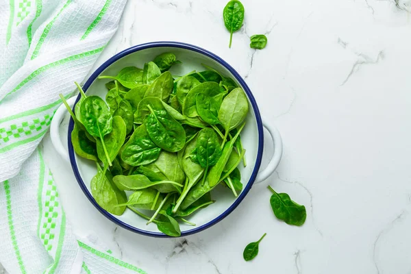 Bio Rohspinat Schüssel Auf Weißem Hintergrund — Stockfoto