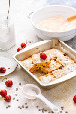 Ev yapımı vişneli kek. Çikolatalı ve malzemeli.