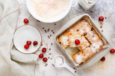 Ev yapımı vişneli kek. Çikolatalı ve malzemeli.