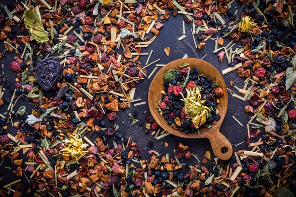 Getrocknete Teeblätter Früchte Und Beeren Schale Auf Rustikalem Holztisch — Stockfoto