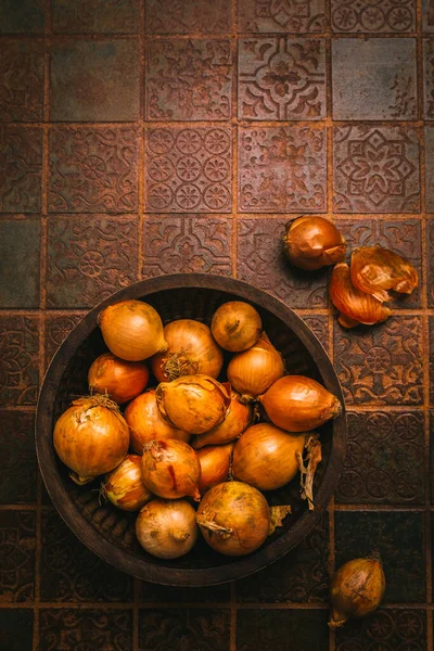 Bio Rohe Zwiebeln Schüssel Auf Altem Küchentisch — Stockfoto