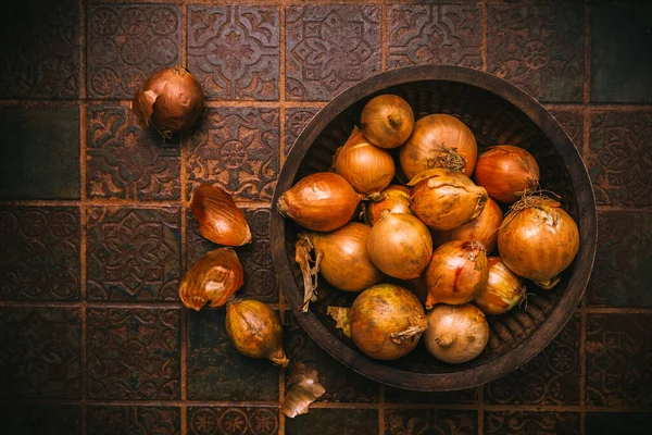 Βιολογικά Ωμά Κρεμμύδια Μπολ Παλιό Τραπέζι Κουζίνας — Φωτογραφία Αρχείου