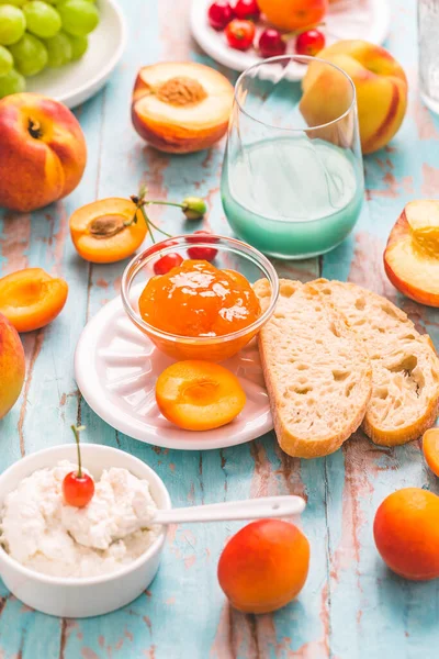 Ciabatta Com Pêssego Geléia Damasco Queijo Ricota Frutas Smoothie Lanche — Fotografia de Stock