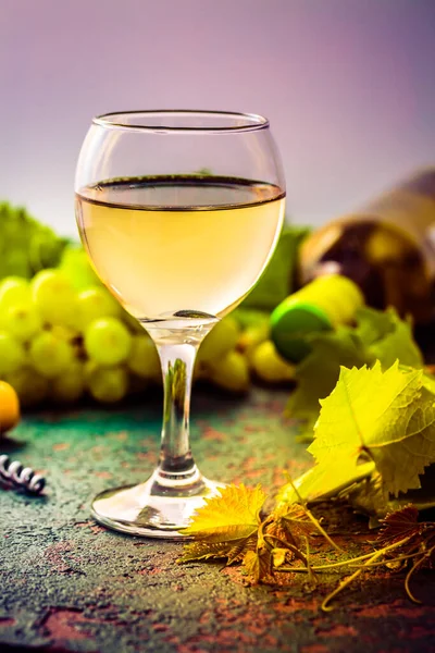 Vinho Branco Uvas Ambiente Vintage Com Abridor Garrafas Mesa Cozinha — Fotografia de Stock