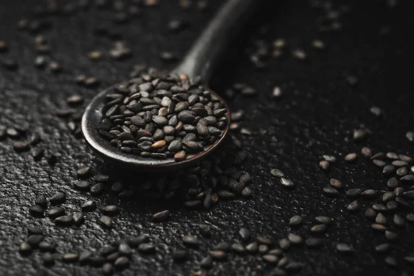 Black Sesame Seeds Small Spoon Black Background Macro Studio Shot — Stock Photo, Image