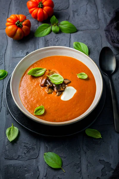 Zelfgemaakte Tomatensoep Met Geroosterde Aubergine Basilicum Donkere Achtergrond — Stockfoto