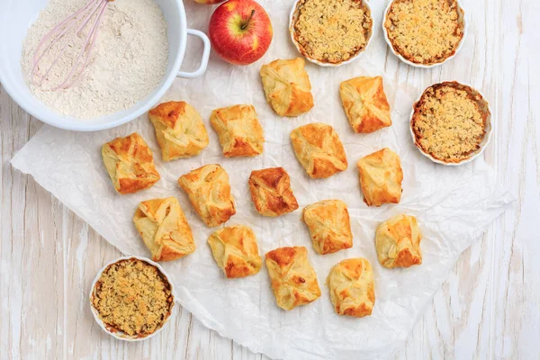 Hemgjorda Äppelomsättningar Och Små Äppelkakor Med Ingredienser — Stockfoto