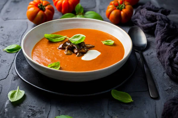 Hemlagad Tomatsoppa Med Rostad Aubergine Och Basilika Mörk Bakgrund — Stockfoto