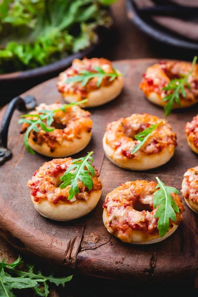 Kleine Pizza Donut Form Mit Rucola Rucola Und Frischem Salat — Stockfoto