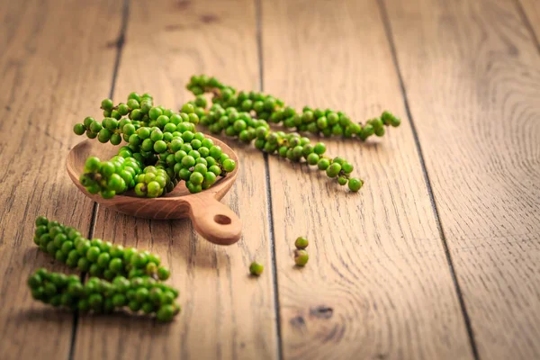 Frische Grüne Pfefferkörner Auf Dem Küchentisch Aus Holz — Stockfoto