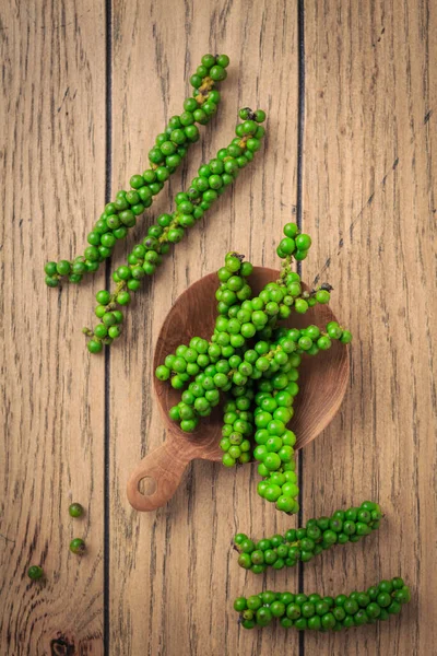 Frische Grüne Pfefferkörner Auf Dem Küchentisch Aus Holz — Stockfoto