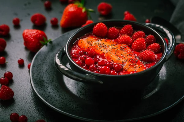 Ontbijt Rode Smoothie Kom Met Chia Zaden Aardbei Frambozen Rode — Stockfoto