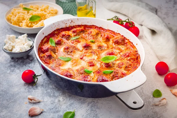 Házi Készítésű Húsgombóc Paradicsomban Mozzarella Szósszal Bazsalikommal Tésztával Casserole Ban — Stock Fotó