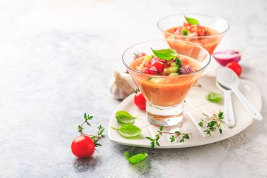 Ev yapımı Spanisch Gazpacho. Soğuk sebze çorbası. İçindekiler ferahlatıcı ve serin.