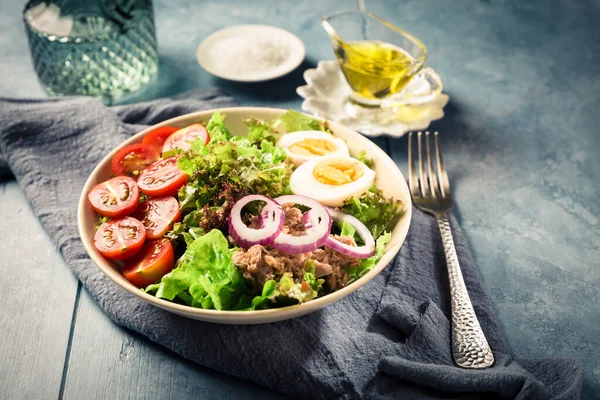 Saladeira Com Atum Ovo Tomate Cebola Comida Saudável — Fotografia de Stock