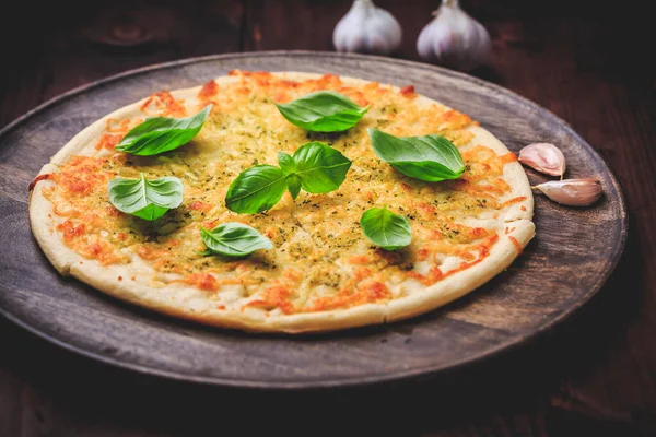 Pain Pizza Ail Fromage Basilic Sur Fond Bois — Photo