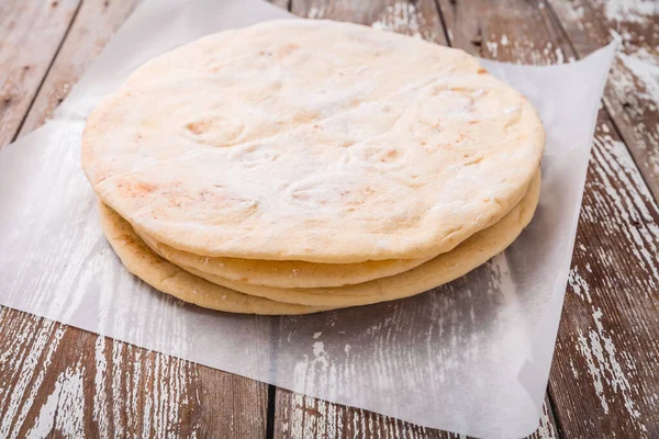 Chleb Płaski Pita Lub Pizzę Drewnianym Stole Kuchennym — Zdjęcie stockowe