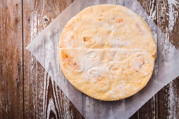 Ψωμί Flatbread Πίτα Κρούστα Πίτσας Ξύλινο Τραπέζι Κουζίνας — Φωτογραφία Αρχείου