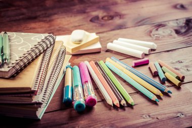 Okul malzemeleri, egzersiz kitabı ve tahta arka planda not defterleri. Okul konseptine dönelim..