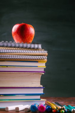 Kitap yığını ve okul uygulamalı egzersiz kitapları ve karatahtalı elmalı atıştırmalıklar. Okul konseptine dönelim..