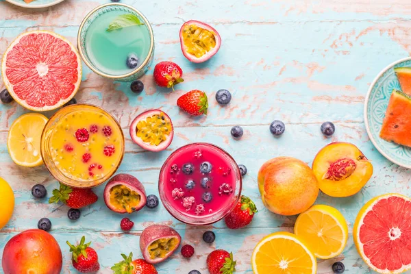Ποικιλία Smoothies Και Δροσιστικών Ποτών Φρέσκα Φρούτα Για Ζεστό Καλοκαίρι — Φωτογραφία Αρχείου