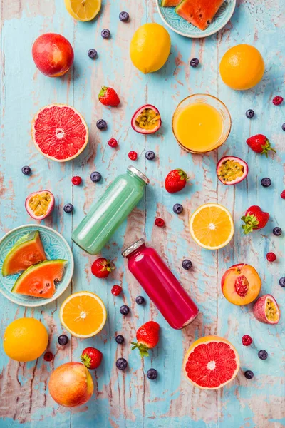 Variation Smoothies Och Uppfriskande Drycker Med Färska Frukter För Varm — Stockfoto